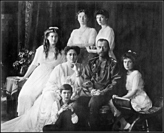 Family_Nicholas_II_of_Russia_ca._1914_zps0zcc5cpo.jpg